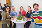 Ministerin Michaela Kaniber mit Preisträgerinnen und Preisträger am runden Stehtisch.