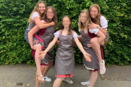 Annika mit ihren Klassenkameradinnen