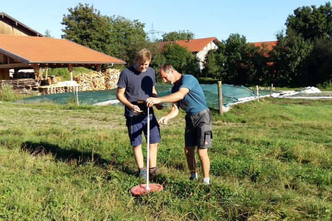 Meister mit Auszubildenden auf einer Wiese (Foto: StMELF)