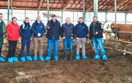 Neun Landwirtschaftsberater in einem Kompostierstall