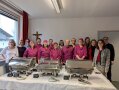 Alle Studierenden mit den Lehrkräften vor dem aufgebauten Bufett.