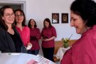 3 Personen stehen sich gegenüber, zwei weitere stehen im Hintergrund