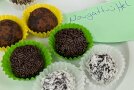 Nougattrüffel sind in Papierförmchen angerichtet.