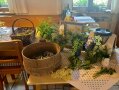 Auf einem Tisch sind verschiedene Kräuter zum ansehen ausgelegt