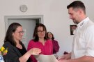 3 Personen stehen sich gegenüber