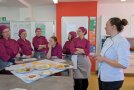 Studierene betrachten in der Schulküche die zubereitete pürierte Kost