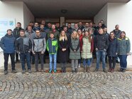 40 Teilnehmer des BILA-Jahrgangs 2024 stehen vor dem AELF für ein Gruppenbild