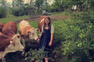 Clara Wagner mit 4 Kühen auf einer Weide