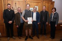 Absolvent Josef Aigner aus Reichertsried mit den Ehrengästen beim Gruppenfoto.