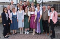 11 Absolventinnen und Absolventen der Landwirtschaft und Hauswirtschaft beim Gruppenbild.