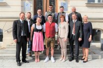Absolventen der Landwirtschaftschule Passau mit Ehrengästen vor dem AELF.