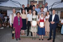 Alle Bila Absolventen vom AELF Regen mit ihren Ehrengästen beim Gruppenbild.