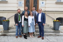 Die Absolventinnen und Absolventen mit den Ehrengästen beim Gruppenfoto.