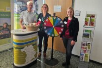 Drei Mitarbeiter des AELF Regen stehen vor einem Ausbildungsmessestand.