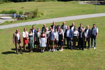 Personengruppe auf einer Wiese
