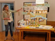 Eine Referentin erklärt an einer Tafel die verschiedene Putzutensilien