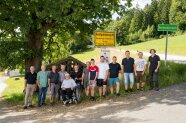 Mehrere Personen vor dem Ortsschild Rentpoldenreuth