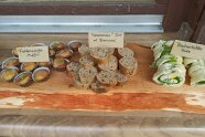 Auf dem Fensterbrett stehen Fichtenspitzenmuffins, Brennnesselbrot und Buchblätterrolle