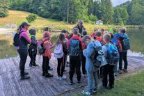 Kinder stehen auf einem Steg vor dem Saldenburger Weiher und werden begrüßt