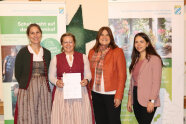 Kerstin Bindl wird ihr Zertifikat von 3 Damen überreicht