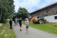 Die Teilnehmer üben das Auslitern an einer Pflanzenschutz-Spritze 