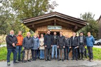 Gruppenfoto der Exkursions- Teilnehmenden vor dem Verkaufsladen der Hofmolkerei Wilhelm.